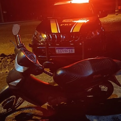 Adolescente é flagrado pela PRF pilotando moto adulterada e sem capacete na BR-316, em Inhuma (PI)