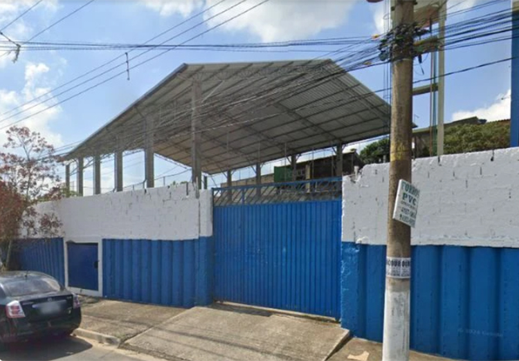 Adolescente invade escola com faca e é detido em Cotia