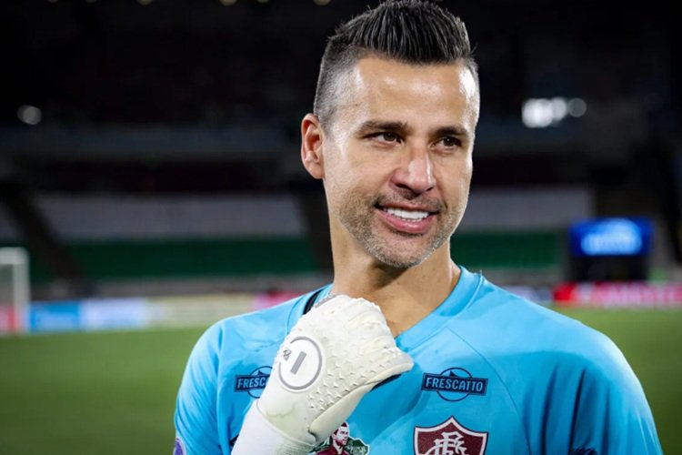 Aos 44 anos, goleiro Fábio é homenageado pelo Fluminense ao completar 235 jogos pelo clube