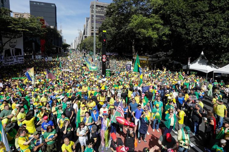 Apoiadores de Bolsonaro lotam a Paulista em manifestação.