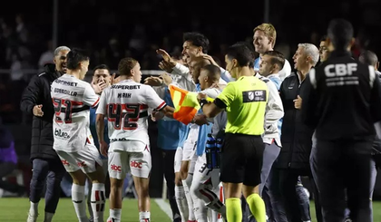 Após a melancólica eliminação na Copa do Brasil diante do Athletico-PR, o São Paulo retomou a boa fase no Campeonato Brasileiro e enfileirou seu quinto triunfo seguido na competição ao vencer o vencer o Vitória por 2 a 0 neste sábado no MorumBis pela 19ª rodada. (Foto: Rubens Chiri/São Paulo FC)