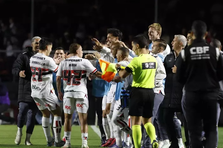 Após a melancólica eliminação na Copa do Brasil diante do Athletico-PR, o São Paulo retomou a boa fase no Campeonato Brasileiro e enfileirou seu quinto triunfo seguido na competição ao vencer o vencer o Vitória por 2 a 0 neste sábado no MorumBis pela 19ª rodada.