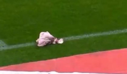 Cabeça de porco foi atirada no gramado durante clássico com o Palmeiras no início deste mês, na Neo Química Arena (Foto: Reprodução / Internet) Cabeça de porco foi atirada no gramado durante clássico com o Palmeiras no início deste mês, na Neo Química Arena (Foto: Reprodução / Internet)