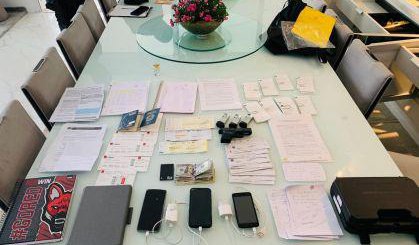 Celulares, documentos pessoais e uma arma de fogo foram apreendidas durante as diligências. (Foto: Divulgação/PM) Celulares, documentos pessoais e uma arma de fogo foram apreendidas durante as diligências. (Foto: Divulgação/PM)
