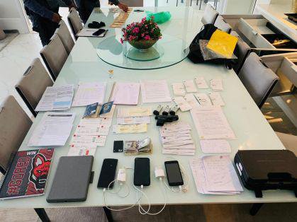 Celulares, documentos pessoais e uma arma de fogo foram apreendidas durante as diligências.