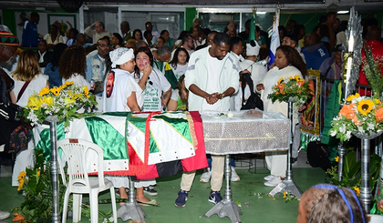 Despedida emocionada marca velório e cortejo de Arlindo Cruz no Rio (Foto: Webert Belecio / AgNews) Despedida emocionada marca velório e cortejo de Arlindo Cruz no Rio (Foto: Webert Belecio / AgNews)