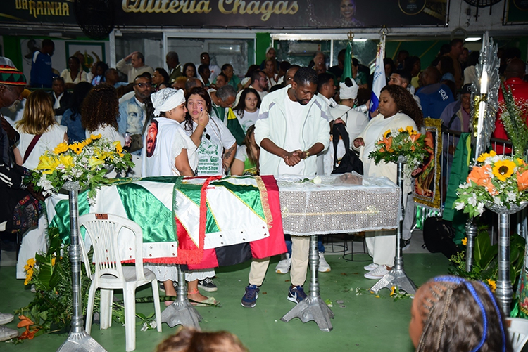 Despedida emocionada marca velório e cortejo de Arlindo Cruz no Rio