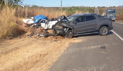 Duas pessoas morrem presas às ferragens em acidente na BR-135, no Sul do Piauí (Foto: Reprodução/redes sociais) Duas pessoas morrem presas às ferragens em acidente na BR-135, no Sul do Piauí (Foto: Reprodução/redes sociais)
