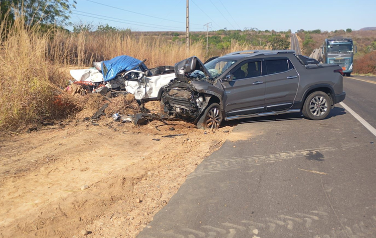 Duas pessoas morrem presas às ferragens em acidente na BR-135, no Sul do Piauí