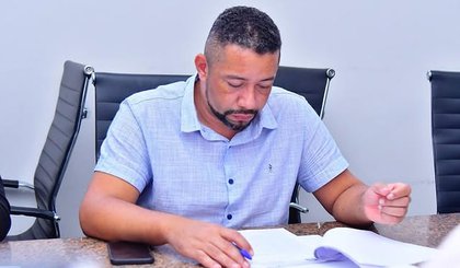 Enofre em reunião da Comissão de Redação e Justiça na câmara de Floriano (Foto: Instagram Enofre Carvalho) Enofre em reunião da Comissão de Redação e Justiça na câmara de Floriano (Foto: Instagram Enofre Carvalho)