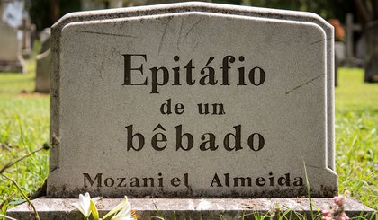 Epitáfio de um bêbado (Foto: Gerado por IA)