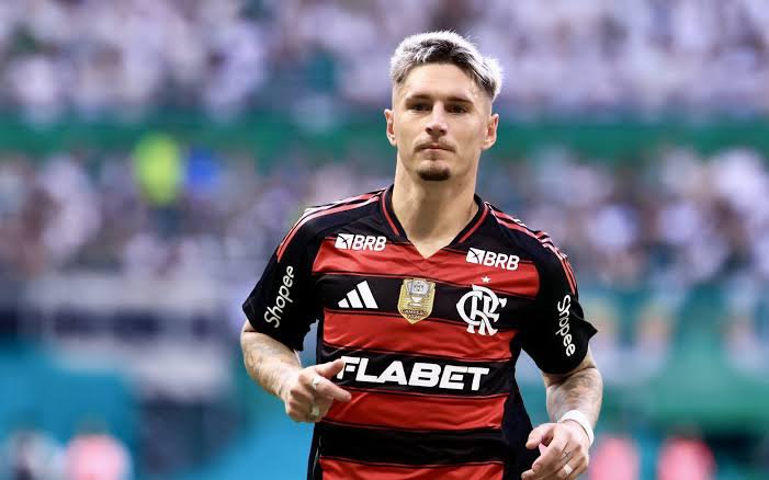 Flamengo estende vínculo de Varela até 2027 após acordo com empresário