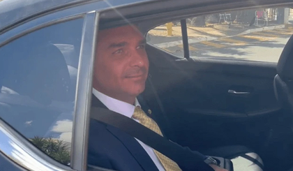 Flávio Bolsonaro visita o pai após STF liberar entrada de familiares (Foto: Reprodução) Flávio Bolsonaro visita o pai após STF liberar entrada de familiares (Foto: Reprodução)