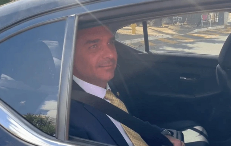 Flávio Bolsonaro visita o pai após STF liberar entrada de familiares