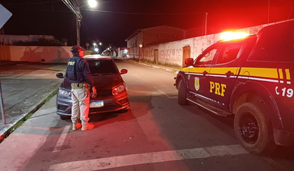 Homem é detido com carro de locadora com registro de apropriação indébita na BR-343, em Amarante (Foto: Reprodução/PRF) Homem é detido com carro de locadora com registro de apropriação indébita na BR-343, em Amarante (Foto: Reprodução/PRF)