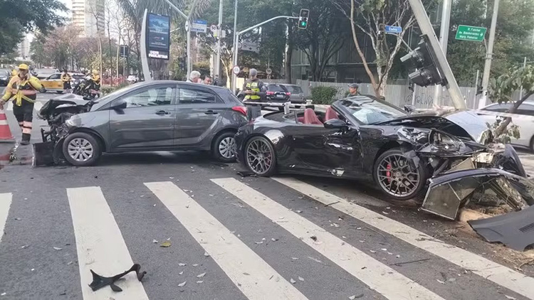 Influenciador Gato Preto é liberado de delegacia após bater Porsche