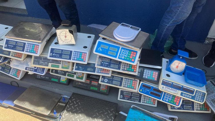 Mais de 40 balanças são apreendidas durante operação em mercados de Teresina.