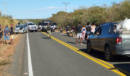 Mulher morre e três ficam feridos após acidente com carro e duas motos no interior do Piauí (Foto: Reprodução/g1) Mulher morre e três ficam feridos após acidente com carro e duas motos no interior do Piauí (Foto: Reprodução/g1)