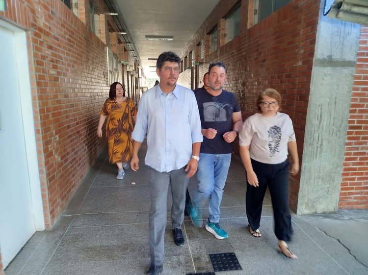 O vereador Danilo Galalau veste camisa branca; ao centro, o deputado federal Átila Lira, e à sua direita, a diretora do IFPI, Edenise Alves.