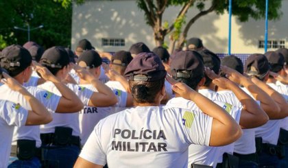 PM realiza entrega do primeiro uniforme de instrução a nova turma do curso de Formação de Soldados nesta segunda (18) (Foto: Divulgação/Governo do Piauí) PM realiza entrega do primeiro uniforme de instrução a nova turma do curso de Formação de Soldados nesta segunda (18) (Foto: Divulgação/Governo do Piauí)