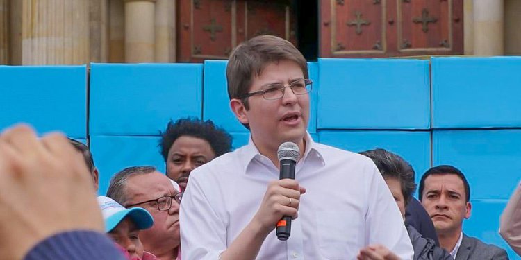 Pré-candidato à presidência da Colômbia, Miguel Uribe morre meses após ser baleado.