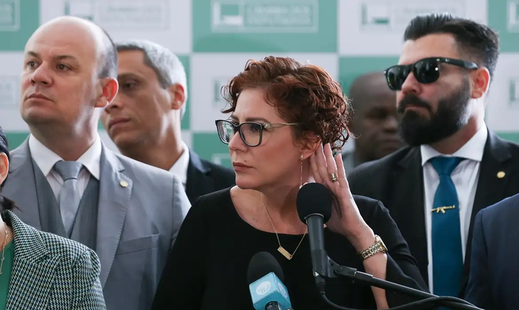 STF condena Carla Zambelli a 5 anos e 3 meses por porte ilegal e coação