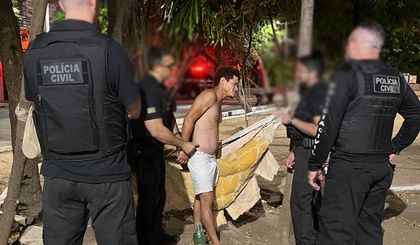 Suspeito de estupro e homicídio é preso dormindo em praça no Centro de Teresina (Foto: Reprodução) Suspeito de estupro e homicídio é preso dormindo em praça no Centro de Teresina (Foto: Reprodução)