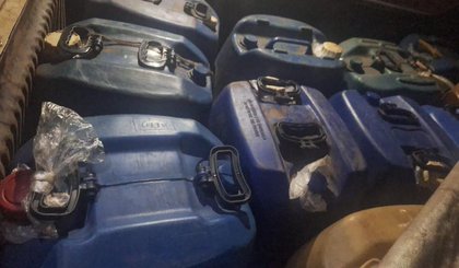 Suspeito de transporte e comércio irregular de combustível é preso em Teresina; mais de 30 tambores apreendidos (Foto: Divulgação/PMPI) Suspeito de transporte e comércio irregular de combustível é preso em Teresina; mais de 30 tambores apreendidos (Foto: Divulgação/PMPI)