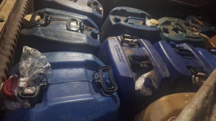 Suspeito de transporte e comércio irregular de combustível é preso em Teresina; mais de 30 tambores apreendidos