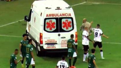 Thiago Galhardo bate boca com motorista de ambulância durante jogo da Série D (Foto: Reprodução/Twitter) Thiago Galhardo bate boca com motorista de ambulância durante jogo da Série D (Foto: Reprodução/Twitter)
