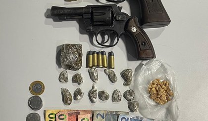 Trio é preso com armas, drogas e munições após denúncias de ameaça no Parque Brasil 2, em Teresina (Foto: Divulgação) Trio é preso com armas, drogas e munições após denúncias de ameaça no Parque Brasil 2, em Teresina (Foto: Divulgação)