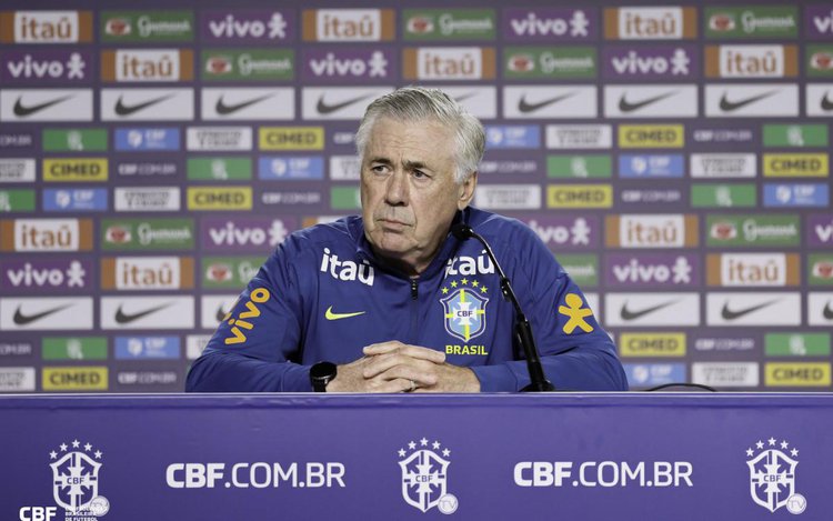 Ancelotti prepara Brasil para desafio na altitude boliviana.