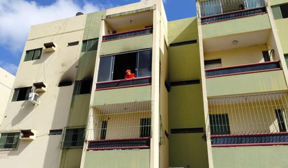 Apartamento na zona Sul de Teresina pega fogo. (Foto: Antonio Fernandes / TV Clube) Apartamento na zona Sul de Teresina pega fogo. (Foto: Antonio Fernandes / TV Clube)
