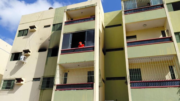 Apartamento na zona Sul de Teresina pega fogo.
