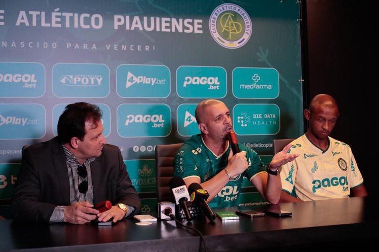 Apresentação de Jerson Testoni, novo técnico do Atlético-PI, ao lado do presidente Edson Sá.