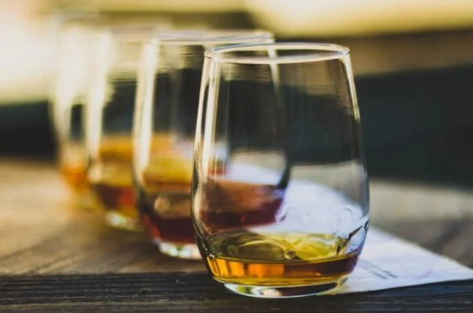 Bebidas adulteradas com metanol em bares de SP provocam internações e risco de morte.