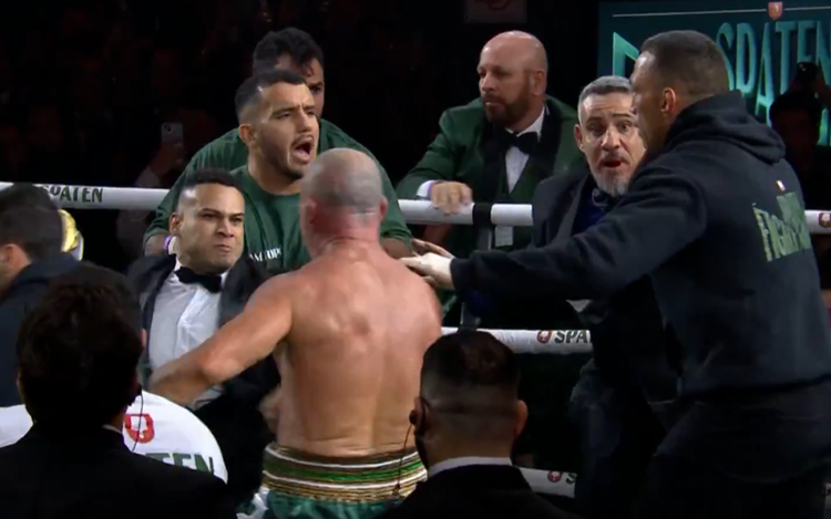 Briga generalizada em luta de boxe leva à suspensão de atletas renomados.
