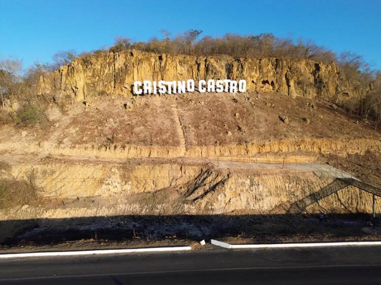 Cidade de Cristino Castro, no Piauí, ganha letreiro inspirado no de Hollywood.