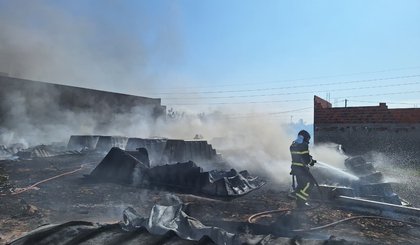 Corpo de Bombeiros controla três incêndios simultâneos em Teresina, Campo Maior e Parnaíba. (Foto: Divulgação/Governo do Piauí) Corpo de Bombeiros controla três incêndios simultâneos em Teresina, Campo Maior e Parnaíba. (Foto: Divulgação/Governo do Piauí)
