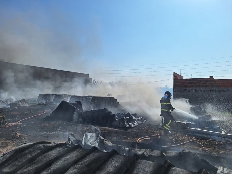 Corpo de Bombeiros controla três incêndios simultâneos em Teresina, Campo Maior e Parnaíba.