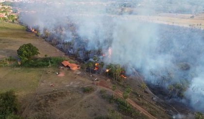 Fogo começou em queimada de entulho e mobiliza brigadistas e bombeiros em José de Freitas (Foto: Comunicação / Prefeitura de José de Freitas) Fogo começou em queimada de entulho e mobiliza brigadistas e bombeiros em José de Freitas (Foto: Comunicação / Prefeitura de José de Freitas)
