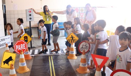 Iniciativa ressalta a segurança no trânsito de forma leve e divertida, reforçando os conteúdos já trabalhados em sala de aula e contribuindo para a formação dos alunos. (Foto: Patrícia Kelly.) Iniciativa ressalta a segurança no trânsito de forma leve e divertida, reforçando os conteúdos já trabalhados em sala de aula e contribuindo para a formação dos alunos. (Foto: Patrícia Kelly.)