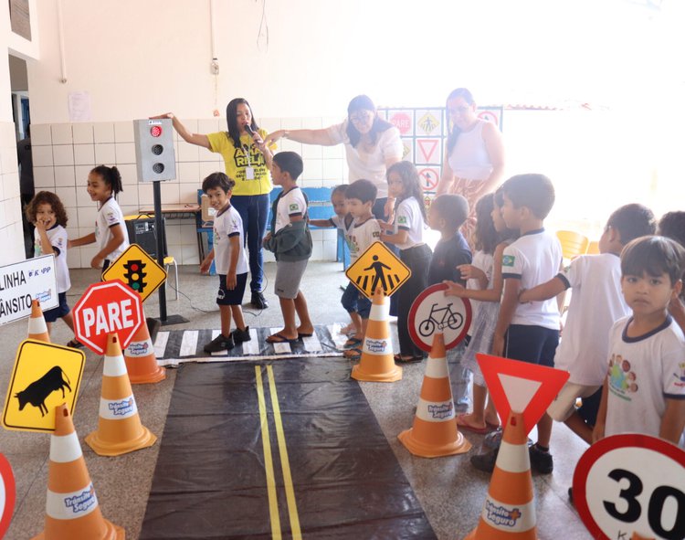 Iniciativa ressalta a segurança no trânsito de forma leve e divertida, reforçando os conteúdos já trabalhados em sala de aula e contribuindo para a formação dos alunos.