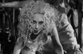 Lady Gaga lança clipe de “The Dead Dance” inspirado em Tim Burton e “Wandinha”