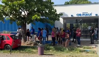 Manifestantes se concentraram em frente à antiga sede da Agespisa, na Avenida Dirceu Arcoverde (bairro Via Azul) (Foto: Instagram David Oka) Manifestantes se concentraram em frente à antiga sede da Agespisa, na Avenida Dirceu Arcoverde (bairro Via Azul) (Foto: Instagram David Oka)