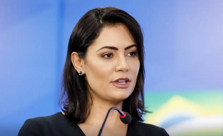 Michelle Bolsonaro segue agenda política durante julgamento.