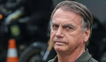 O ex-presidente Jair Bolsonaro, acompanhado de seu filho, Jair Renan, deixa hospital sob forte esquema de segurança, após passar por procedimentos. (Foto: Fabio Rodrigues-Pozzebom/ Agência Brasil)