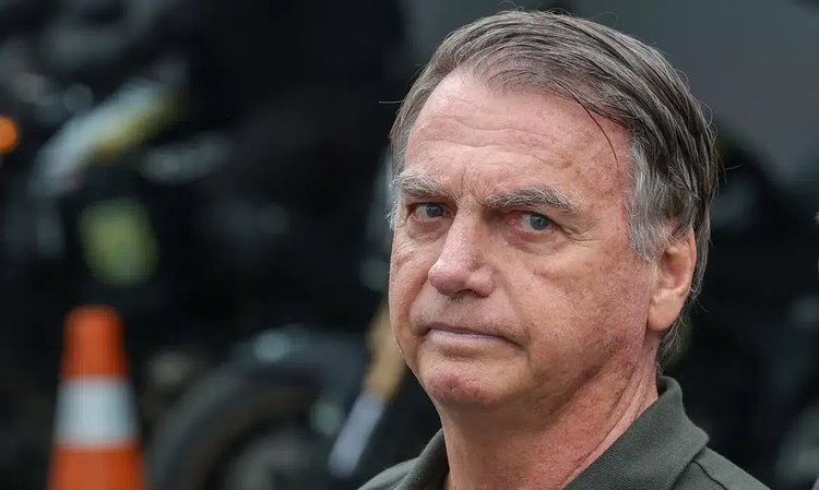 O ex-presidente Jair Bolsonaro, acompanhado de seu filho, Jair Renan, deixa hospital sob forte esquema de segurança, após passar por procedimentos.
