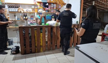 Polícia prende dono de bar em Teresina por porte ilegal de arma (Foto: Divulgação/Polícia Civil) Polícia prende dono de bar em Teresina por porte ilegal de arma (Foto: Divulgação/Polícia Civil)