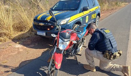 PRF recupera motocicleta furtada em São Paulo e apreende condutor por receptação em Corrente-PI (Foto: PRF-PI) PRF recupera motocicleta furtada em São Paulo e apreende condutor por receptação em Corrente-PI (Foto: PRF-PI)